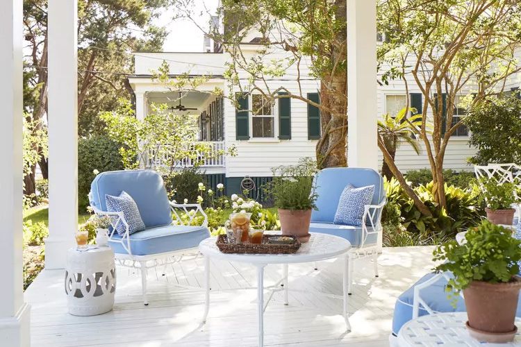 The Role of Outdoor Furniture in Creating Inviting Curb Appeal